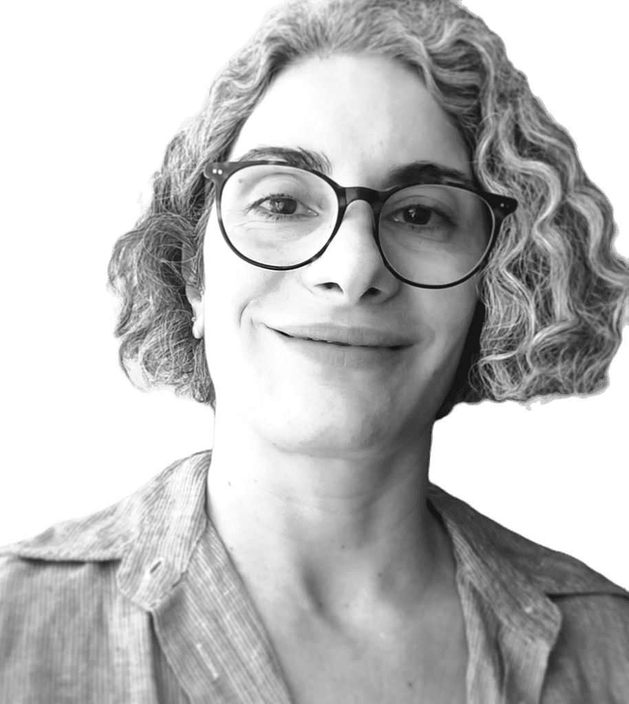 Retrato de Kika Salvi: Kika olha direto para a câmera com um sorriso leve e olhar sereno.